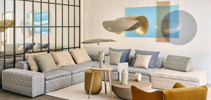 Divano Ghost di Gervasoni nello showroom di via Durini a Milano