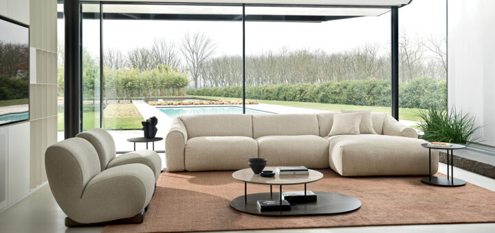 Divano Daily di Ditre Italia color panna con poltrona in un living affacciato sul giardino
