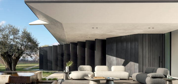 Divano da esterno: sistema Pacific di Ditre Italia su una terrazza affacciata sul giardino