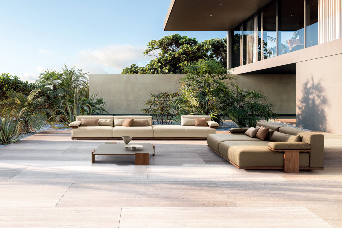 Divano da esterno Tao di Ditre Italia in iroko su un terrazzo con piante