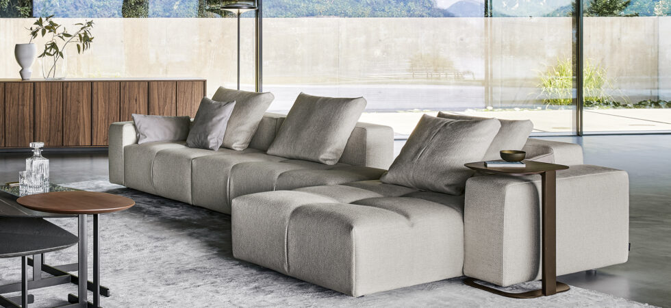 Divano basso Bonamour di Bonaldo con sedute adagiate a pavimento in un living contemporaneo