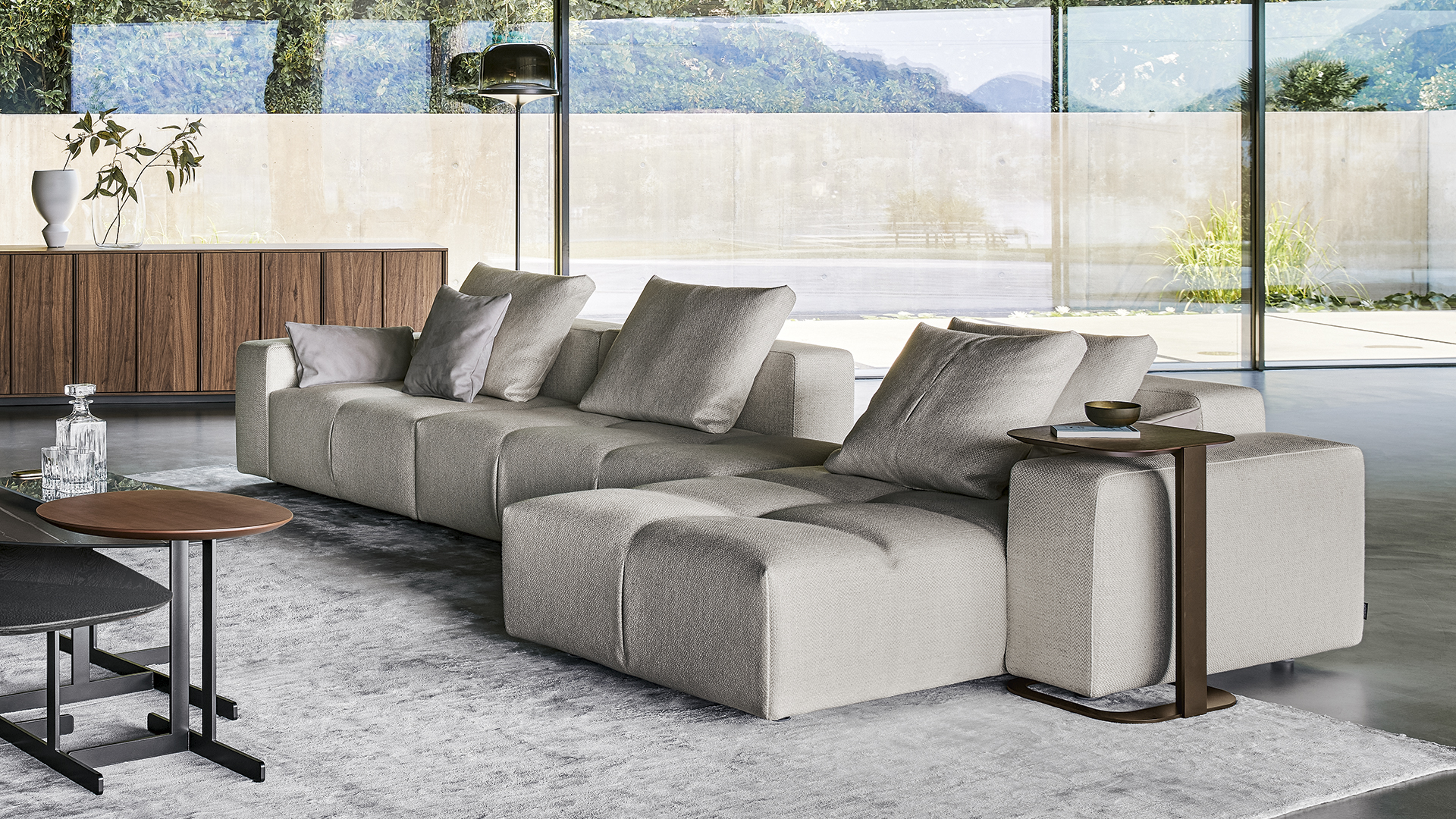 Divano basso Bonamour di Bonaldo con sedute adagiate a pavimento in un living contemporaneo