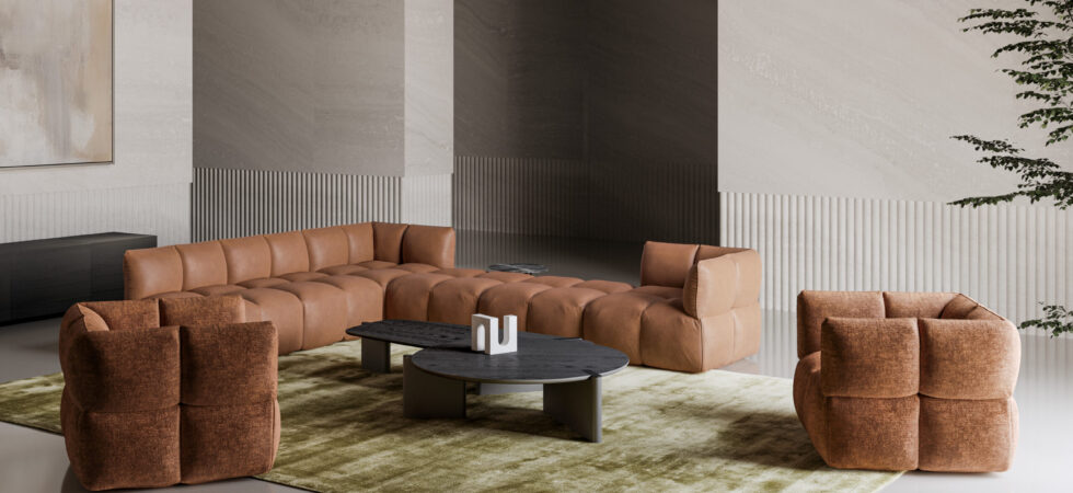 Divano componibile Brik di Bonaldo color cognac, proposto anche in pelle, in un soggiorno con poltrone abbinate