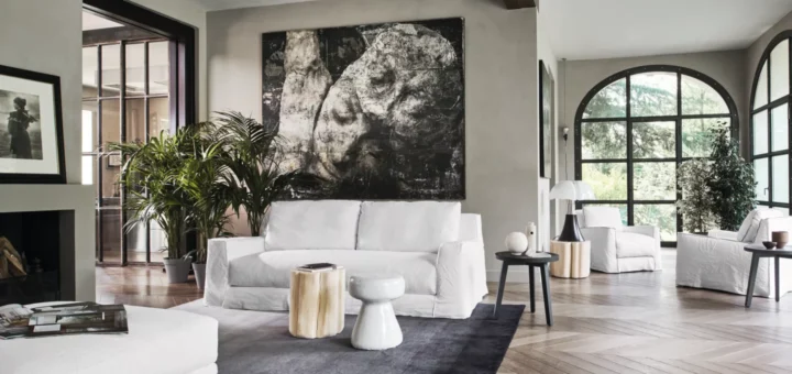Divano sfoderabile Loll di Gervasoni, proposto anche in lino bianco, in un living con finestre ad arco