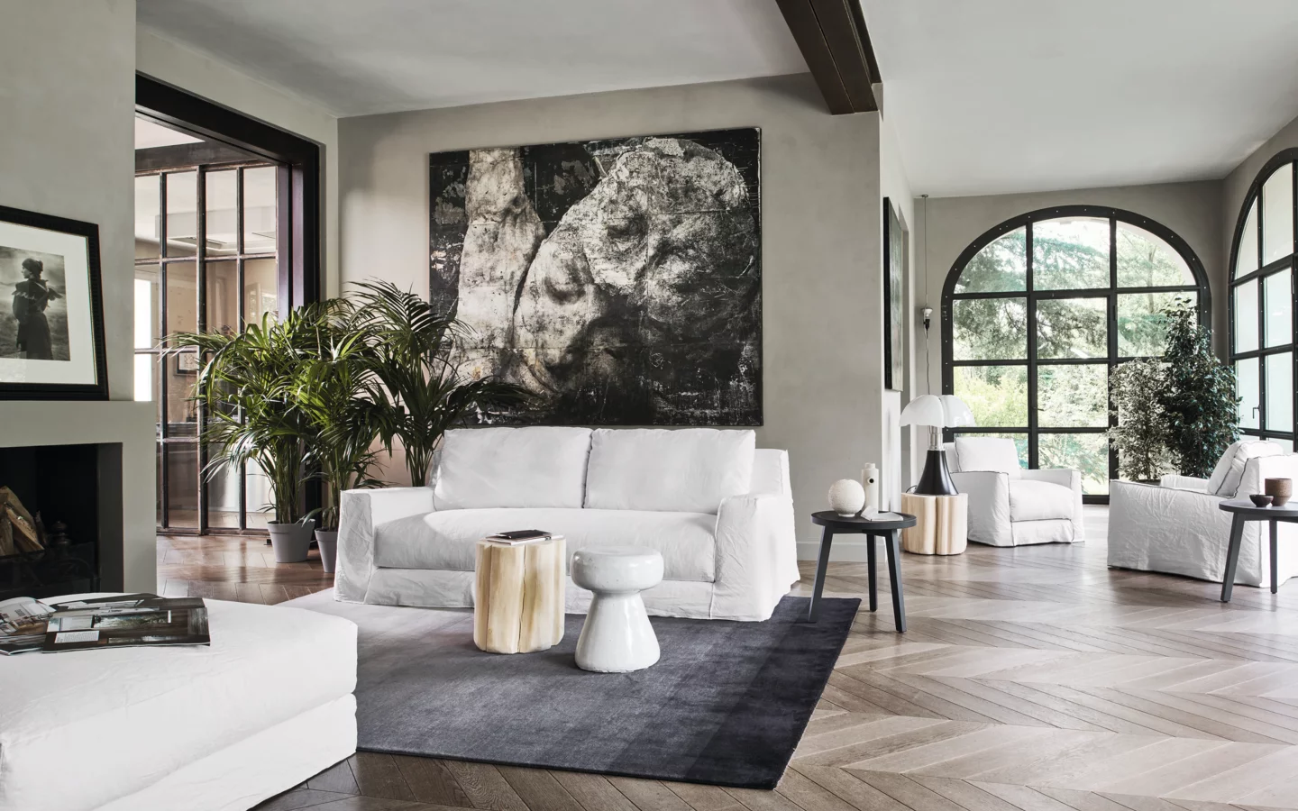Divano sfoderabile Loll di Gervasoni, proposto anche in lino bianco, in un living con finestre ad arco